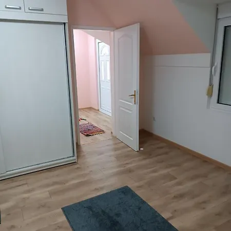 Stan Na Dan J & M Apartment *